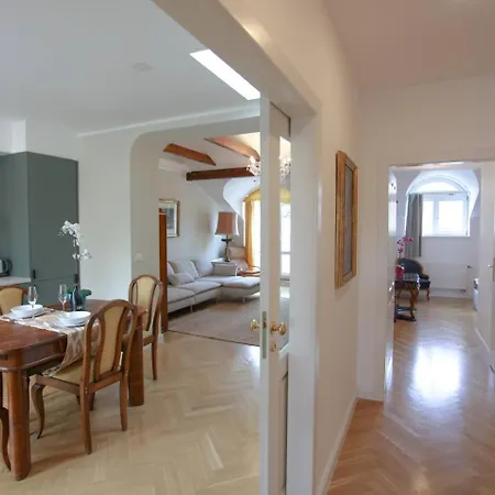 Charles Bridge Unique Maisonette * Prag